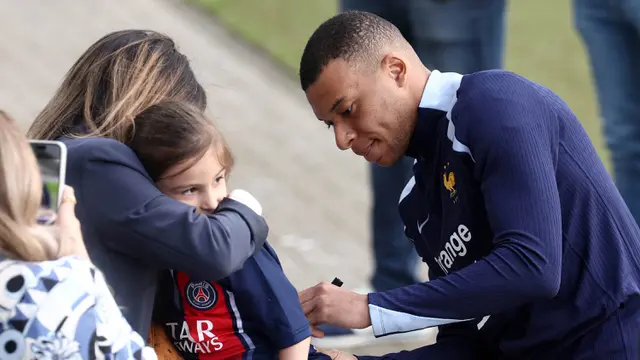 Kylian Mbappe Menyapa Pendukung Timnas Prancis di Euro 2024