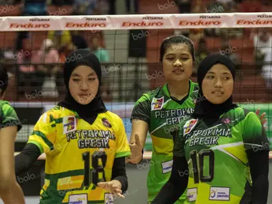 Ada pemandangan menarik pada gelaran Proliga tahun ini, yaitu adanya dua pevoli yang bermain mengenakan jilbab, GOR Amongrogo, Yogyakarta, Kamis (6/5/2016). (Bola.com/Vitalis Yogi Trisna)