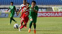 Pemain Persebaya United, Evan Dimas mengejar bola saat laga Piala Presiden melawan Martapura FC di Stadion Si Jalak Harupat, Bandung, Rabu (2/9/2015). Pertandingan berakhir imbang 0-0.(Bola.com/Peksi Cahyo)