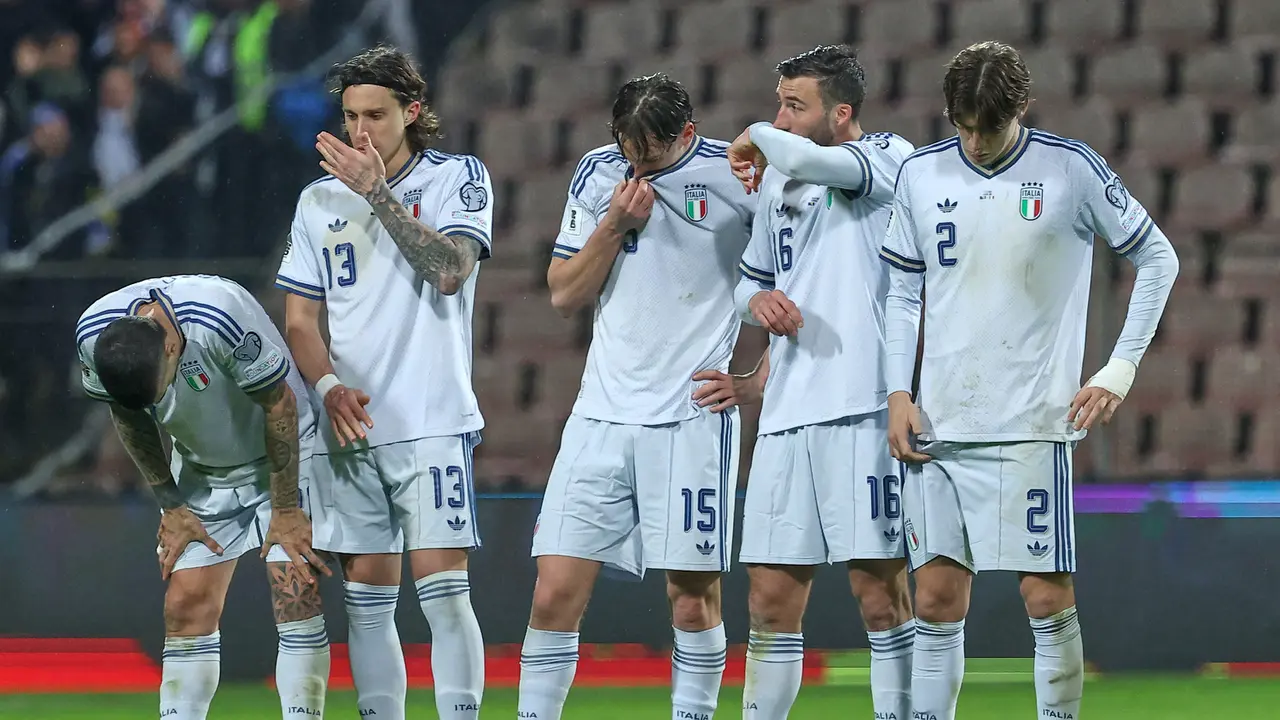 Foto: Tangis Pemain Italia Pecah Setelah Dipastikan Absen 3x Beruntun di Piala Dunia