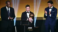Striker Barcelona asal Argentina, Lionel Messi (tengah), meraih penghargaan FIFA Ballon d'Or 2015 di Kongresshaus, Zurich, Selasa (12/1/2016) dini hari WIB. (AFP/Fabrice Coffrini)