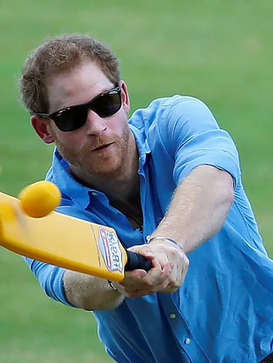 Beberapa foto juga menunjukkan saat Harry memberikan sentuhan kasih sayang dengan memberikan kecupan manis dan pelukan hangat pada para malaikat kecil itu. (doc.dailymail.com)