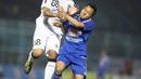 Striker Arema Cronus, Samsul Arif melakukan duel dengan pemain Bali United pada laga perempat final Piala Presiden 2015 di Stadion Kanjuruhan, Malang, Sabtu (19/9/2015). (Bola.com/Vitalis Yogi Trisna)