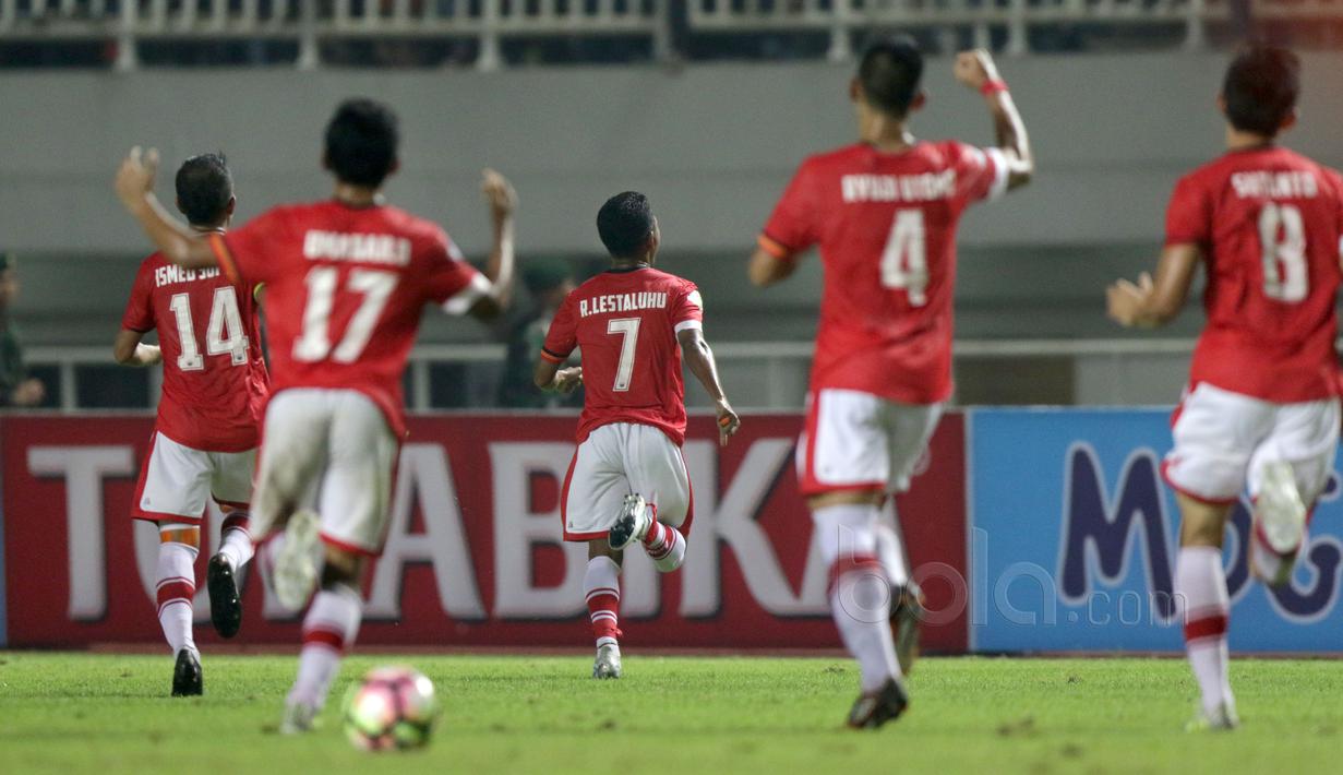 Pemain Persija Jakarta, Ramdani Lestaluhu (kanan) merayakan golnya ke gawang PS TNI pada laga Liga 1 2017 di Stadion Pakansari, Bogor, (8/6/2017). (Bola.com/Nicklas Hanoatubun)