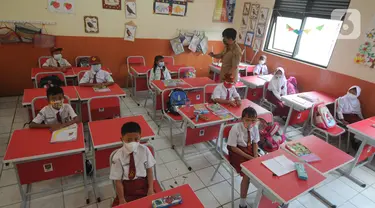 Siswa kelas III belajar dalam kelas saat simulasi Pembelajaran Tatap Muka Terbatas (PTMT) di SDN 03 Cinere, depok, Jawa Barat, Selasa (28/09/2021). Pemkot  Depok hari ini menyelenggarakan simulasi Pembelajaran Tatap Muka Terbatas (PTMT) dari jenjang TK sampai SMP Negeri. (merdeka.com/Arie Basuki)