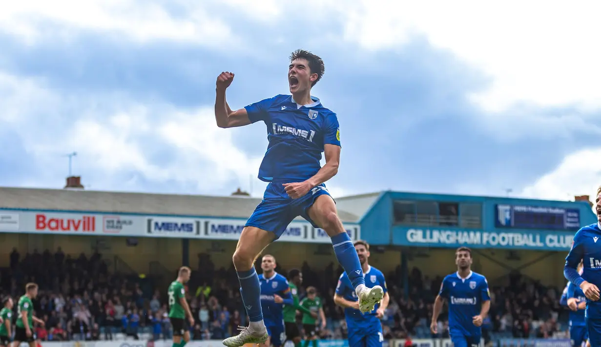 Bek Timnas Indonesia, Elkan Baggott terus menunjukkan performa apik bersama Gillingham FC di League Two. Pemain yang dipinjamkan dari Ipswich Town tersebut berhasil mencetak dua gol beruntun plus menghindarkan Gillingham FC dari kekalahan. (Twitter/@TheGillsFC)