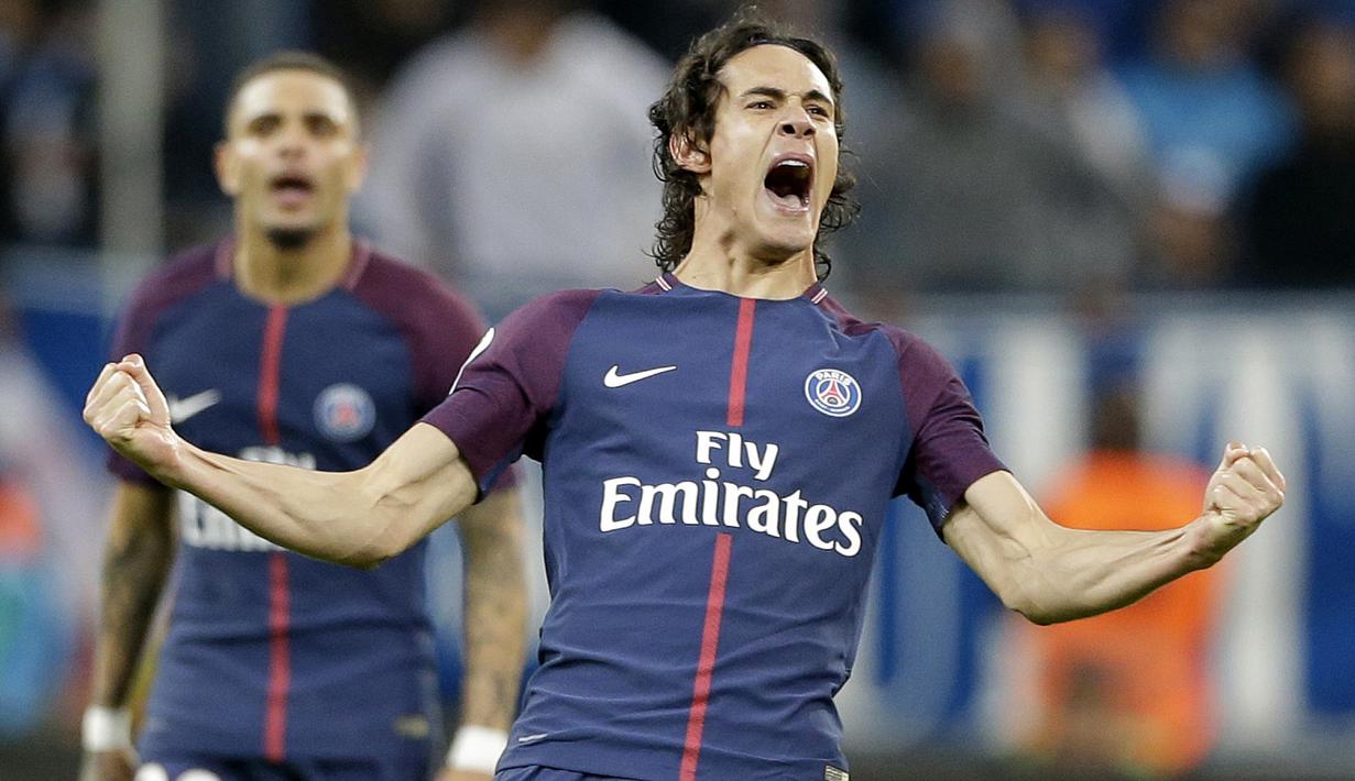 Pemain PSG, Edinson Cavani merayakan golnya ke gawang Marseillepada lanjutan Ligue 1 di  Velodrome Stadium, Marseille, (22/10/2017). PSG bermain imbang 2-2 melawan Marseille. (AP/Claude Paris)