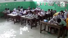 Siswa SD di Pekalongan bertahun-tahun harus merasakan ujian di tengah kepungan banjir rob.