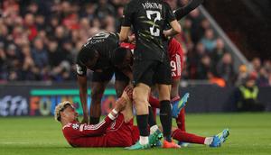 Para pemain memberikan perawatan kepada striker Liverpool, Hugo Ekitike, yang tergeletak cedera saat pertandingan leg kedua perempat final Liga Champions UEFA melawan Paris Saint-Germain di Anfield, Liverpool, Inggris barat laut, pada 14 April 2026. (FRANCK FIFE / AFP)