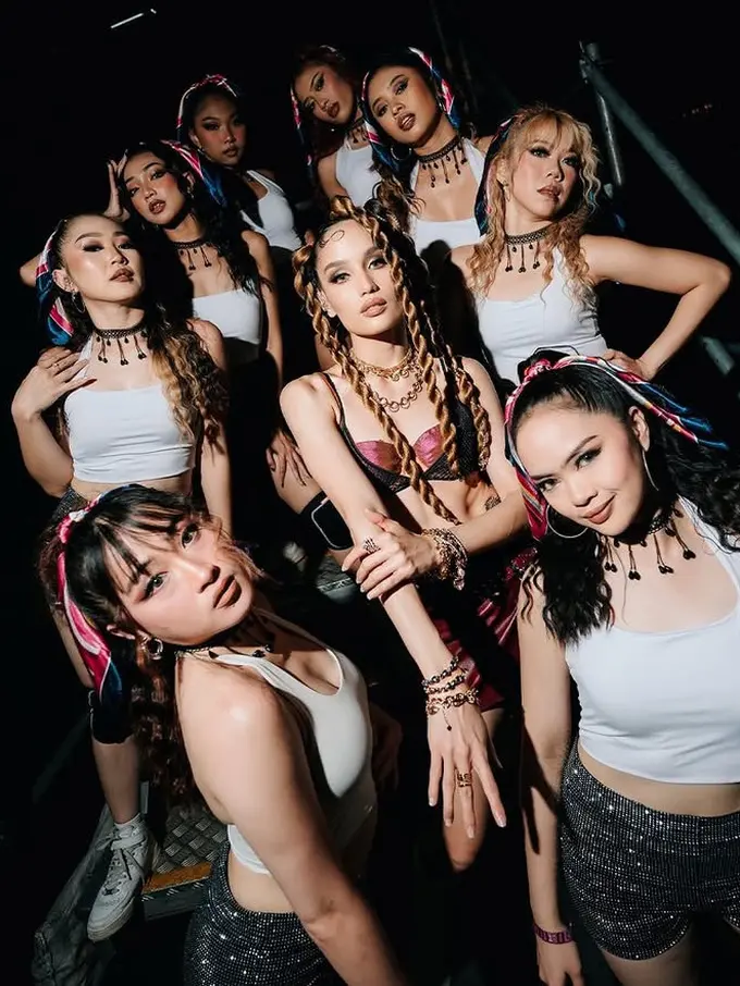 Gaya Cinta Laura saat manggung di DWP 2024