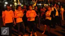 Warga melihat kebakaran yang melanda Gedung Neo Soho, Jakarta Barat, Rabu (9/11). Gedung Neo Soho sempat terbakar hebat hampir di setiap lantainya. (Liputan6.com/Helmi Afandi)
