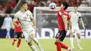 Pemain Republik Ceko, Patrik Schick (kiri) dan Pemain Korea Selata, Seol Young-woo berduel pada pertandingan perdana Piala Dunia 2026 di Estadio Guadalajara, Meksiko, Jumat (12/6/2026) pagi WIB. (AFP/Ulises Ruiz)