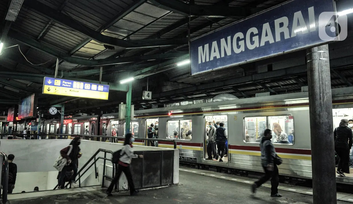 Aktivitas calon penumpang KRL di Stasiun Manggarai, Jakarta, Selasa (12/1/2021). Selama PSBB di DKI mulai 11-25 Januari, PT Kereta Commuter Indonesia (KCI) memangkas jadwal operasional KRL menjadi pukul 04.00 WIB hingga 22.00 WIB guna menekan penularan Covid-19. (merdeka.com/Iqbal Nugroho)