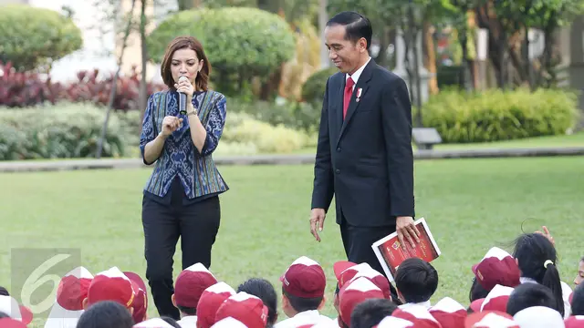 Gaya Jokowi saat Mendongeng Lutung Kasurung di Hari Buku Nasional