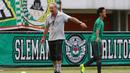 Alfred Riedl menepuk pundak Irfan Bachdim usai memberikan masukan saat sesi latihan di Stadion Maguwoharjo, Sleman, Jumat (07/10/2016). (Bola.com/Nicklas Hanoatubun)