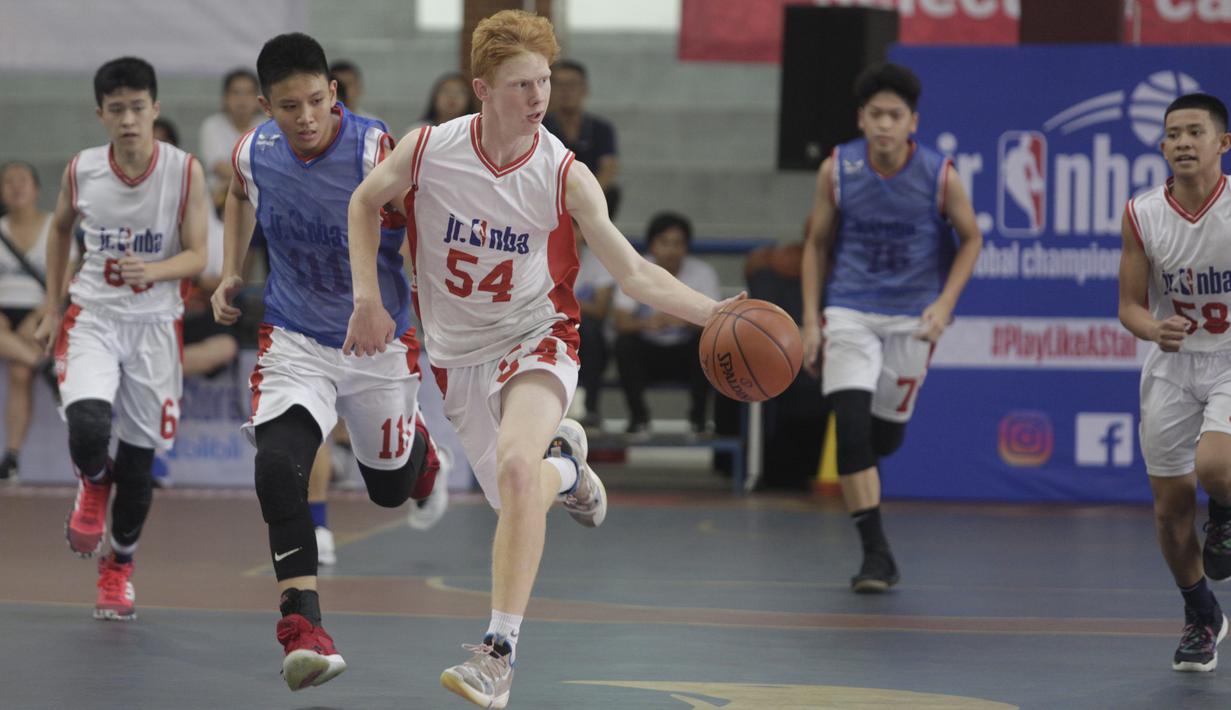 Para pebasket muda saat Kamp Penyisihan Kejuaraan Dunia Jr. NBA untuk wilayah Asia Pasifik di UPH Karawaci, Tangerang, Minggu (16/6). Nantinya akan dipilih 10 putra dan 10 putri untuk Kejuaraan Dunia. (Bola.com/Vitalis Yogi Trisna)