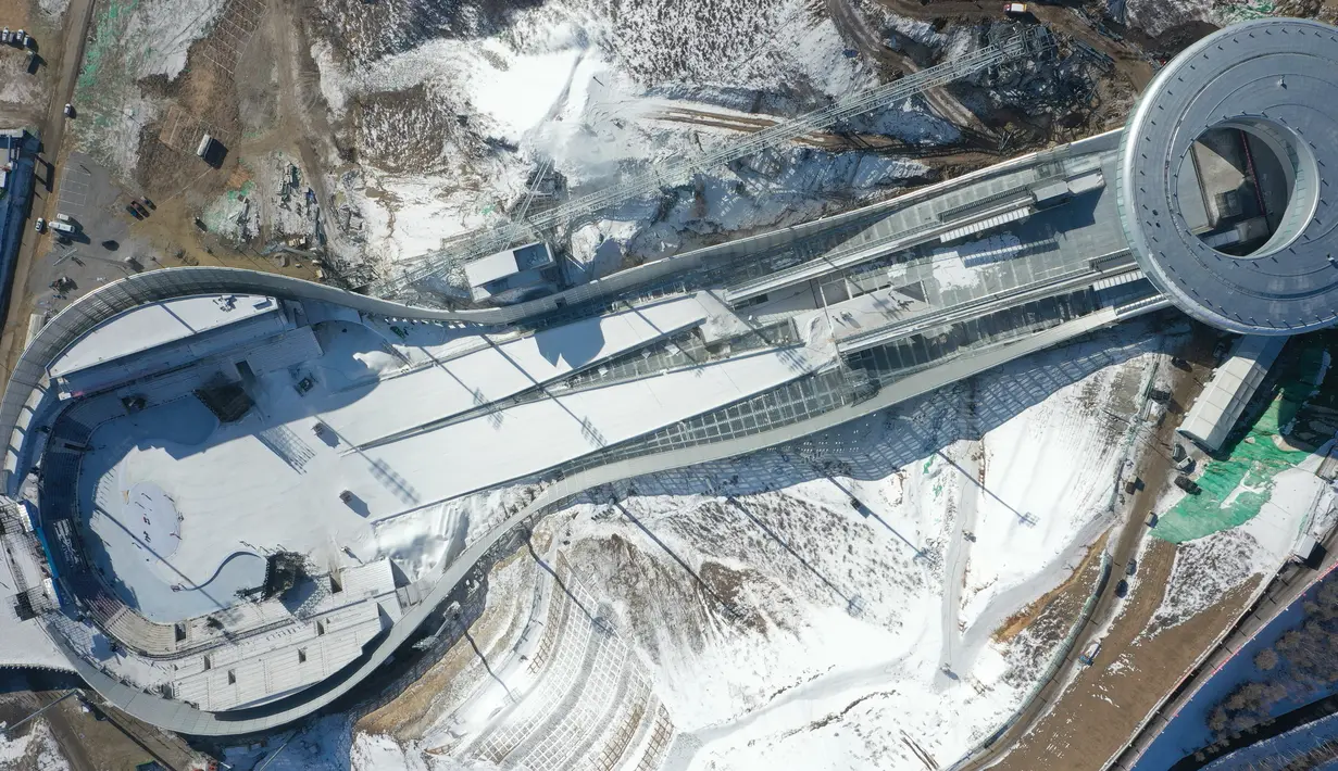 Foto dari udara menunjukkan pemandangan Pusat Ski Jumping Nasional di Chongli, Kota Zhangjiakou, Provinsi Hebei, China, 21 Desember 2020. (Xinhua/Yang Shiyao)
