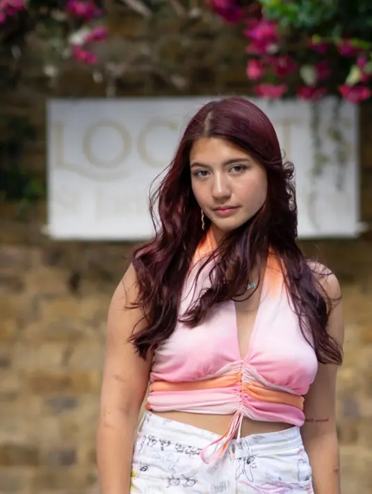 Selain pink, orange juga menguasai tren warna fashion belakangan, mengapa tidak menggabungkan keduanya? (IG @cassandraslee)