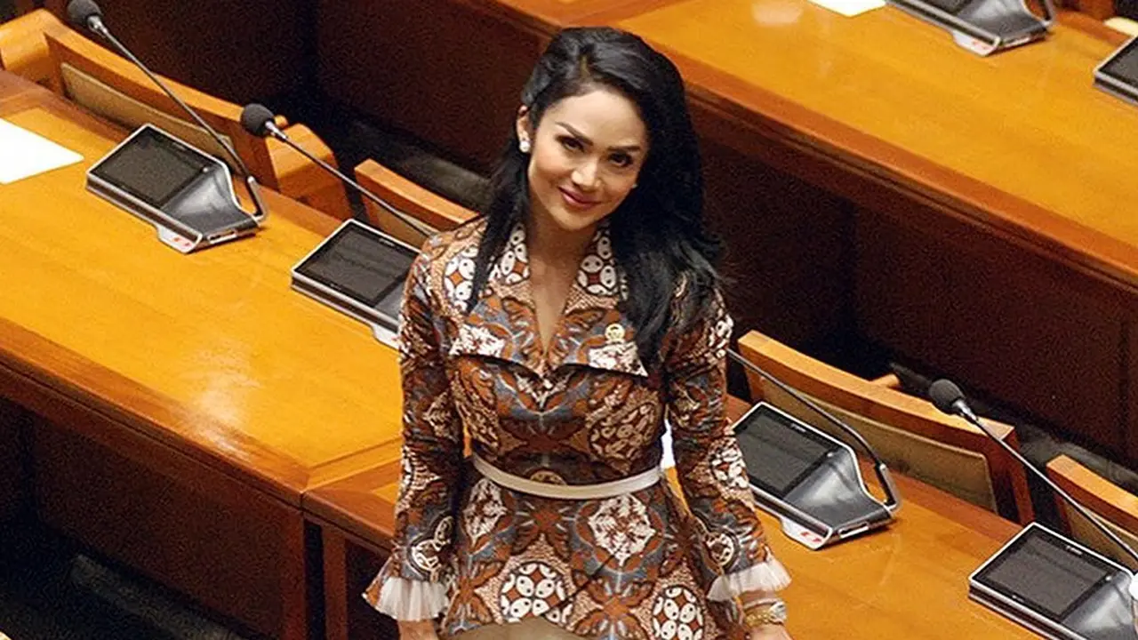Gaya Estetik Krisdayanti dengan Nuansa Etnik Saat Ngantor di DPR