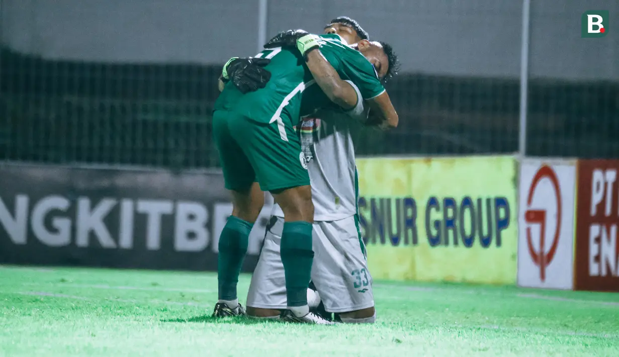 Ketangguhan penjaga gawang PSS Sleman, Miswar Saputra juga menjadi kredit tersendiri dalam kemenangan atas Barito Putera. Beberapa kali penyelamatan gemilang mampu dipertunjukkannya. (Bola.com/Maheswara Putra)