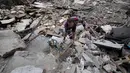 Sementara itu, Kementerian Kesehatan Lebanon melaporkan jumlah korban tewas akibat serangan Israel telah melampaui 1.072 orang. Tampak dalam foto, seorang pria menyingkirkan puing-puing sambil mencari barang-barang yang hilang dari rumahnya yang hancur akibat serangan udara Israel di kota pelabuhan Tyre, Lebanon selatan, Kamis, 26 Maret 2026. (AP Photo/Hussein Malla)