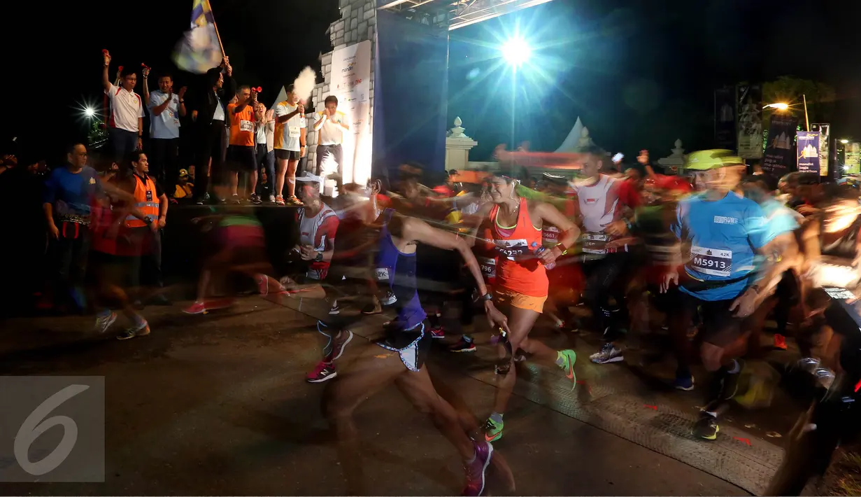 Gubernur DIY Sri Sultan Hamengkubuwono X melepas para peserta Mandiri Jogja Marathon 2017 di kompleks Candi Prambanan, Sleman, Minggu (23/4). Dalam event yang diikuti sekitar 5.800 peserta ini, sejumlah nomor marathon digelar. (Liputan6.com/Johan Tallo)