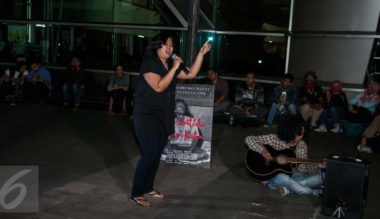 Anak Sastrawan dan Aktivis HAM Widji Thukul, Fajar Merah (kanan) dan Artis Melanie Subono (kiri) membacakan puisi - puisi karya Widji Thukul di Taman Ismail Marzuki, Jakarta, Selasa (24/1). (Liputan6.com/Gempur M Surya)