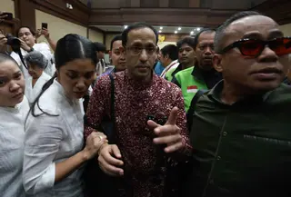 Mantan Menteri Pendidikan, Kebudayaan, Riset, dan Teknologi (Mendikbudristek), Nadiem Anwar Makarim (ketiga kiri), bersama istrinya, Franka Franklin Makarim (kedua kiri), usai sidang pembacaan tuntutan di Pengadilan Tindak Pidana Korupsi Jakarta, Rabu 13 Mei 2026. (Kapanlagi.com/Budy Santoso)