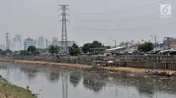 Sampah memenuhi aliran Kanal Banjir Barat, Jakarta, Senin (22/10). Sampah yang memenuhi aliran kanal pencegah banjir tersebut didominasi plastik dan limbah rumah tangga. (Merdeka.com/Iqbal Nugroho)