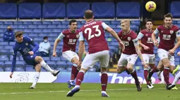 Gelandang Chelsea, Mason Mount (kiri) melepaskan tembakan yang sayangnya melambung di atas gawang Burnley. (Foto: AP/Pool/Justin Tallis)