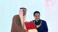Erick Thohir, mewakili Indonesia memperoleh penghargaan dari Preiden OCA, Sheik Ahmad Al Falah Al Sabah. (Dokumentasi Inasgoc)