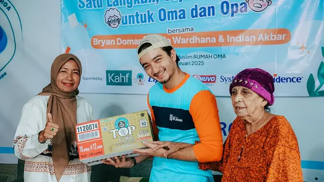 6 Potret Bryan Domani Jadi Relawan di Panti Wreda, Bahagia Berbagi Cerita dengan Lansia