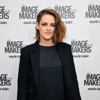 Soko memperlakukan istimewa Kristen usai mendarat di Bandara Charles de Gaulle, Perancis. (Bintang.com/AFP)