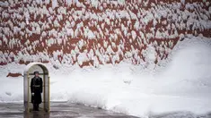 Seorang prajurit berdiri menjaga Makam Prajurit Tak Dikenal setelah hujan salju di Tembok Kremlin, Moskow, Rusia, 7 Februari 2022. (AP Photo/Alexander Zemlianichenko)