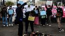 Mahasiswa melakukan aksi teatrikal di depan Gedung DPR/MPR RI, Jakarta Pusat, Jumat (9/9/2022). Demo tersebut untuk menolak kebijakan pemerintah menaikkan harga BBM. (Liputan6.com/Johan Tallo)
