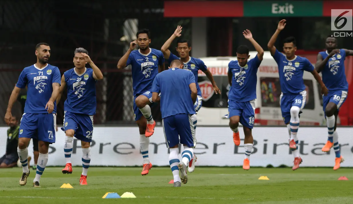 Pemain Persib Bandung saat menjalani sesi latihan di SUGBK, Jakarta, Selasa (9/7/2019). Persib siap memberi kejutan saat menghadapi Persija Jakarta pada pekan kedelapan Shopee Liga 1 2019. (Bola.com/Yoppy Renato Manalu)