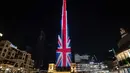 Bendera Britania Raya The Union Jack diproyeksikan di Burj Khalifa, gedung tertinggi di dunia, di Dubai, Uni Emirat Arab, Minggu (11/9/2022). Burj Khalifa, landmark Abu Dhabi memberi penghormatan kepada Ratu Elizabeth II dengan pertunjukan cahaya khusus. (Ryan LIM / AFP)