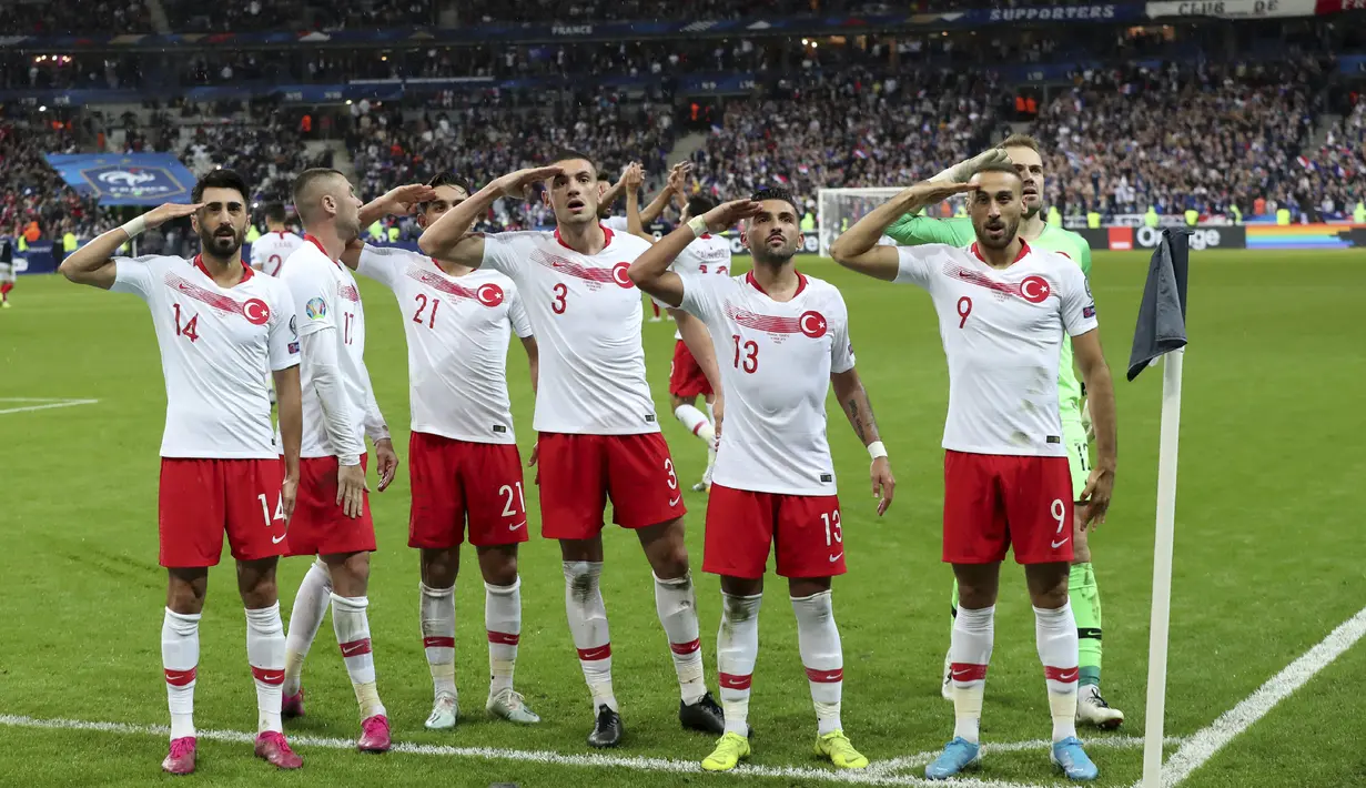 Para pemain Turki memberi hormat ketika mereka merayakan gol ke gawang Prancis selama pertandingan Grup H Kualifikasi Piala Eropa 2020 di Stade de France di Saint Denis, utara Paris (14/10/2019). Dengan Hasil ini kedua tim memilki poin sama 19. (AP Photo/Thibault Camus)
