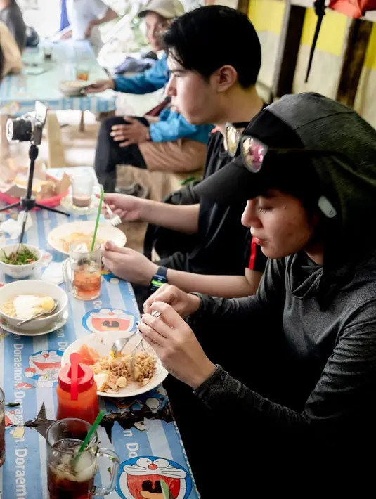Olla yang selama ini melekat dengan makan tempat mewah, tampak santai menikmati mie dalam perjalanan naik gunung. [Instagram/ollaramlan]