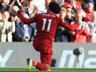 Gelandang Liverpool, Mohamed Salah berselebrasi usai mencetak gol ke gawang Brighton and Hove Albion pada lanjutan Liga Inggris di Anfield Stadium (25/8). Liverpool menang tipis atas Brighton 1-0. (AFP Photo/Lindsey Parnaby)