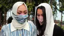 Mantan Anggota DPR Angelina Sondakh (kiri) bersama Aaliyah Massaid saat ziarah makam di TPU Jeruk Purut, Jakarta Selatan, Kamis (3/3/2022). Kedatangan Angelina Sondakh bersama kedua anaknya untuk berziarah ke makam Adjie Massaid dan bapak dari Adjie Massaid. (Liputan6.com/Herman Zakharia)