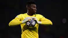 Kiper Inter Milan, Andre Onana memegang bola selama pertandingan sepak bola final Liga Champions UEFA antara Inter Milan dan Manchester City di Stadion Olimpiade Ataturk di Istanbul, pada 10 Juni 2023. (AFP/Marco Bertorello)