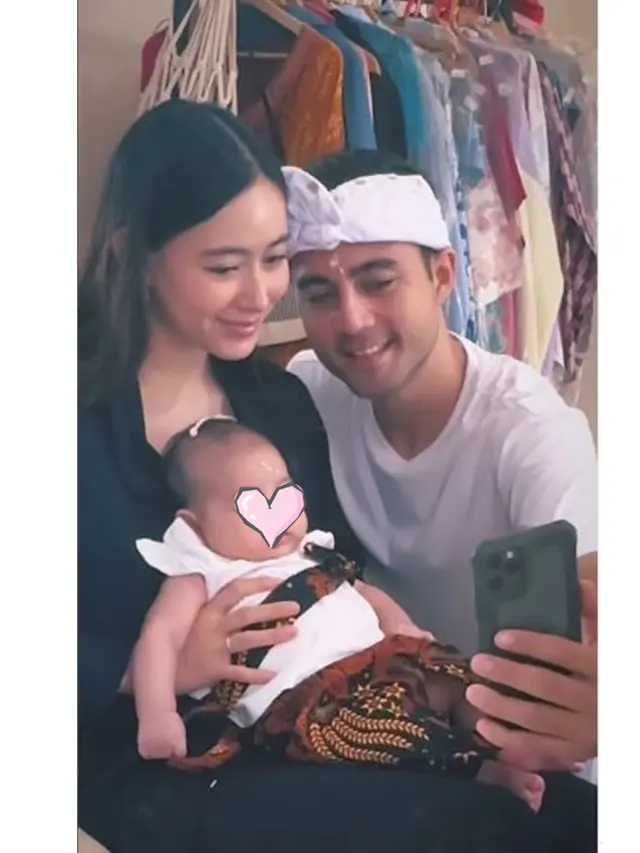 6 Potret Laura Theux dan Indra Brotolaras Rayakan Dedinan Anak Pakai Adat Bali
