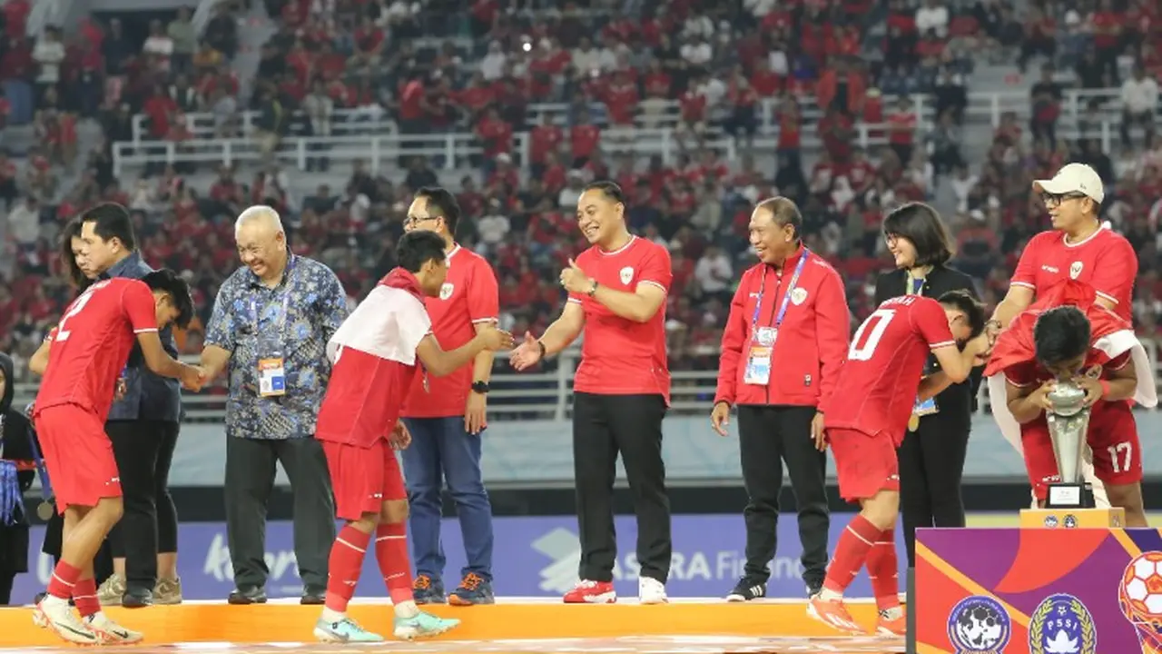 Eri Cahyadi ikut menyalami pemain timnas usai juara Piala AFF U-19 di Surabaya. (Istimewa)