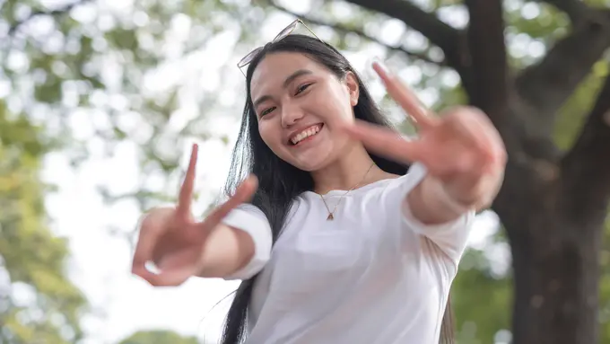 cantik manis tersenyum santai