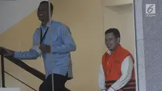 Bupati Cianjur nonaktif Irvan Rivano Muchtar akan menjalani pemeriksaan lanjutan melengkapi berkas kasus dugaan menerima suap anggaran pendidikan dari para kepala sekolah di kawasan Cianjur di Gedung KPK, Jakarta, Senin(11/3). (merdeka.com/Dwi Narwoko)