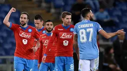 Pemain Napoli merayakan gol pertama ke gawang Lazio yang dicetak Gonzalo Higuain dalam lanjutan Serie A Italia di Stadion Olimpico, Roma, Kamis (4/2/2016) dini hari WIB. (AFP/Alberto Pizzoli)