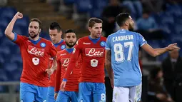 Pemain Napoli merayakan gol pertama ke gawang Lazio yang dicetak Gonzalo Higuain dalam lanjutan Serie A Italia di Stadion Olimpico, Roma, Kamis (4/2/2016) dini hari WIB. (AFP/Alberto Pizzoli)