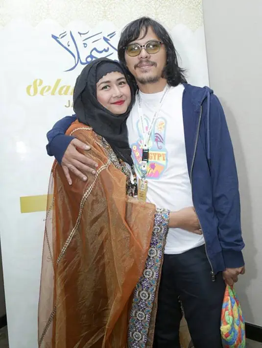 Kerja bersama dengan manajernya, Wayky Wongkar selama 11 tahun, Ria Irawan akhirnya menikah dengan Wyky Wongkar pada 2016 silam.(Liputan6.com/IG/@tabloidgenie)