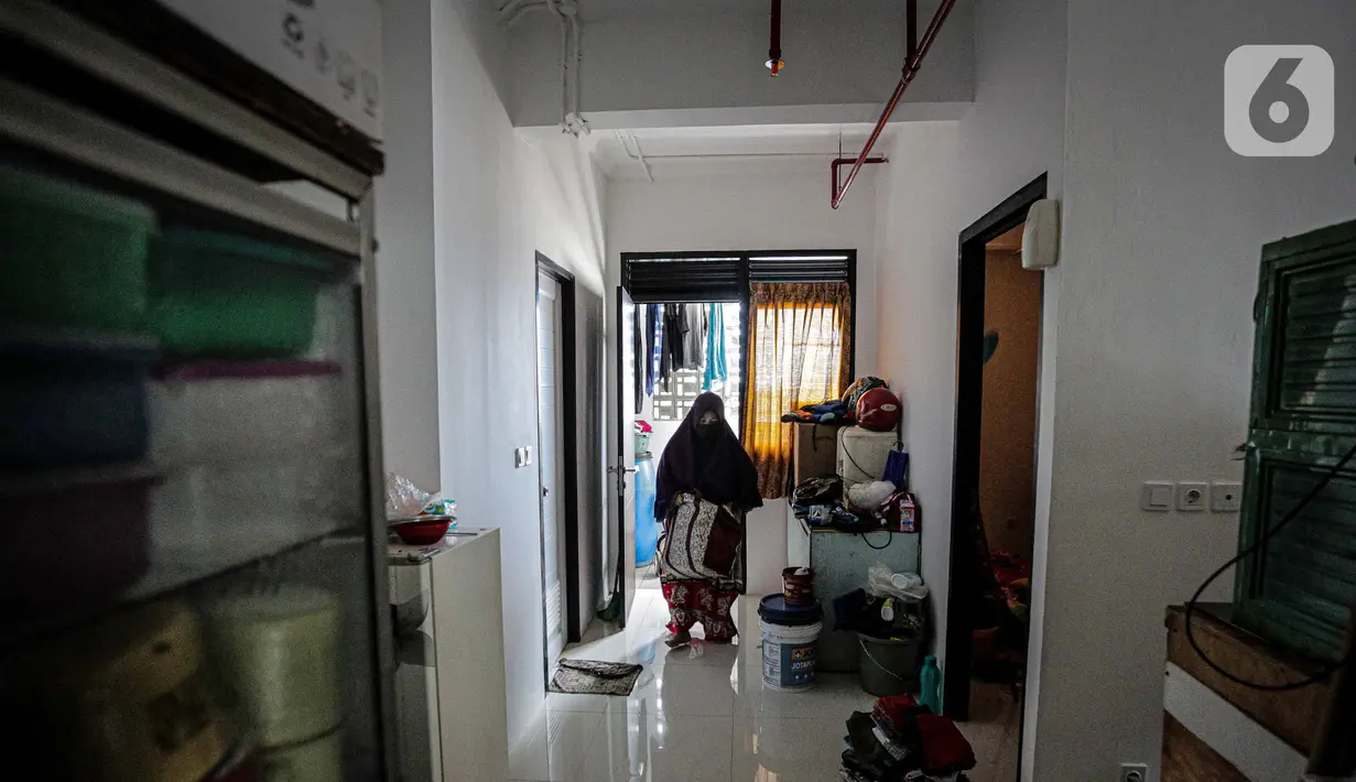 Aktivitas warga di Kampung Susun Akuarium, Penjaringan, Jakarta, Sabtu (11/10/2021). Pemprov DKI Jakarta telah meresmikan Tahap 1 pembangunan Kampung Susun Akuarium, berupa 2 blok bangunan 5 lantai yang terdiri dari 107 unit hunian yang sudah bisa dihuni oleh warga.  (Liputan6.com/Faizal Fanani)
